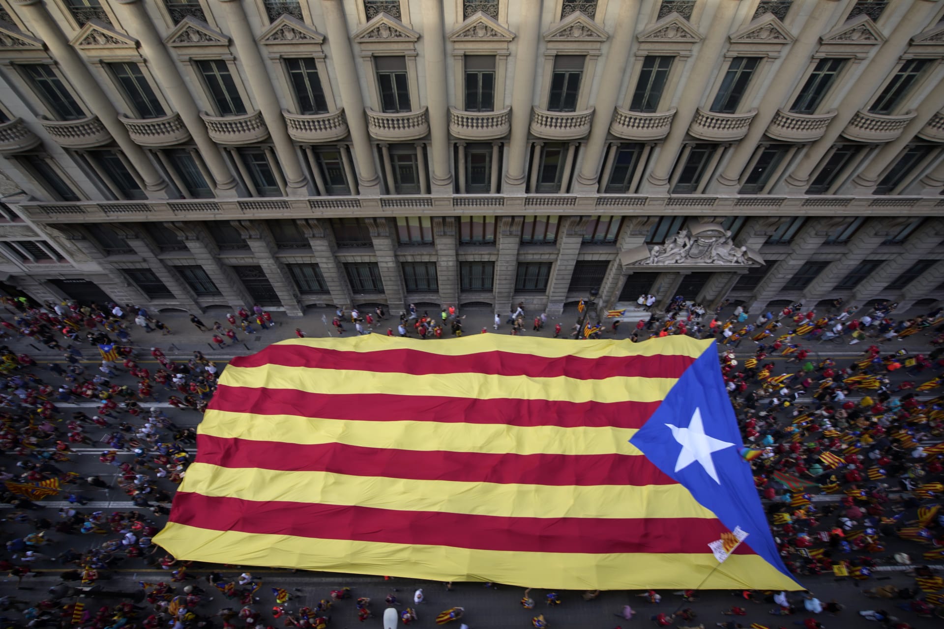Barcelonou prošlo přes 100 tisíc demonstrantů volajících po nezávislosti Katalánska.