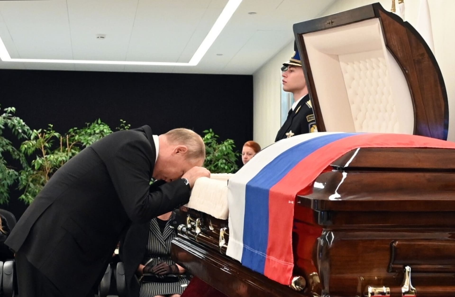 Vladimir Putin na pohřbu Jevgenije Ziničeva