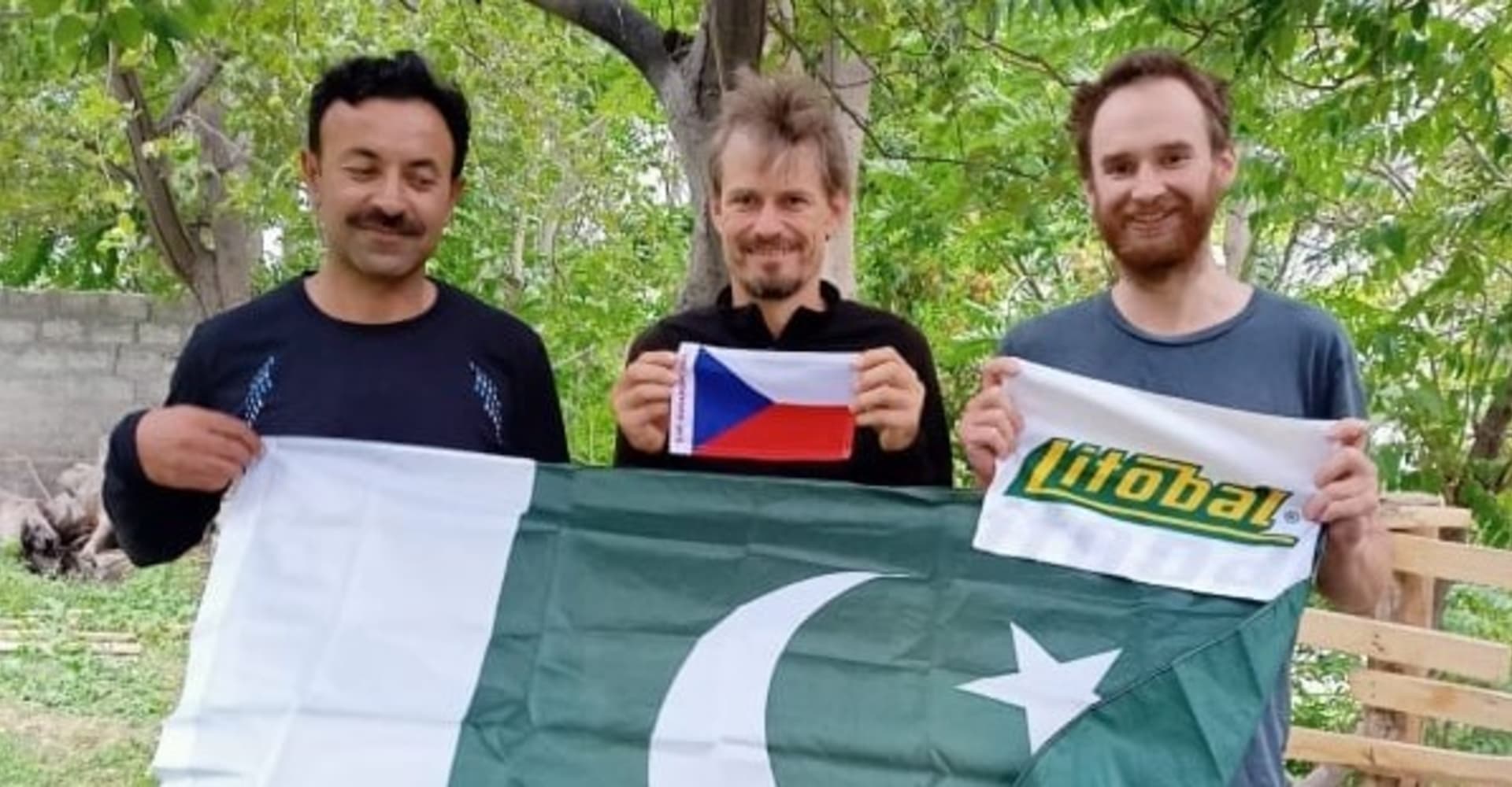 Čeští horolezci Jakub Vlček (vpravo) a Petr Macek (uprostřed) se svým pákistánským průvodcem. (Facebook / Jakub Vlček –⁠ Race around the World by Bike)