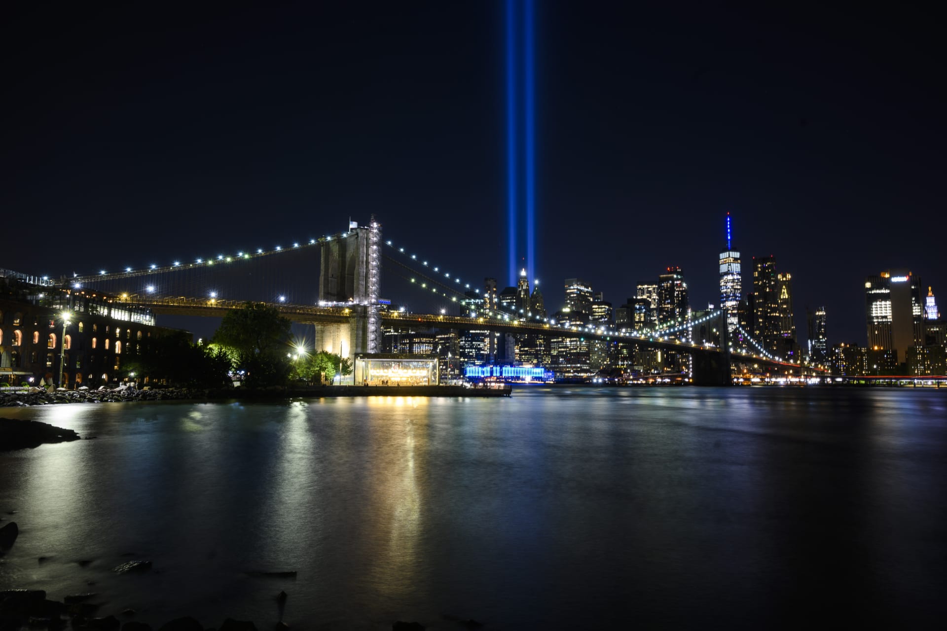 Světelná show na počest zemřelým při teroristických útocích 11. září 2001.