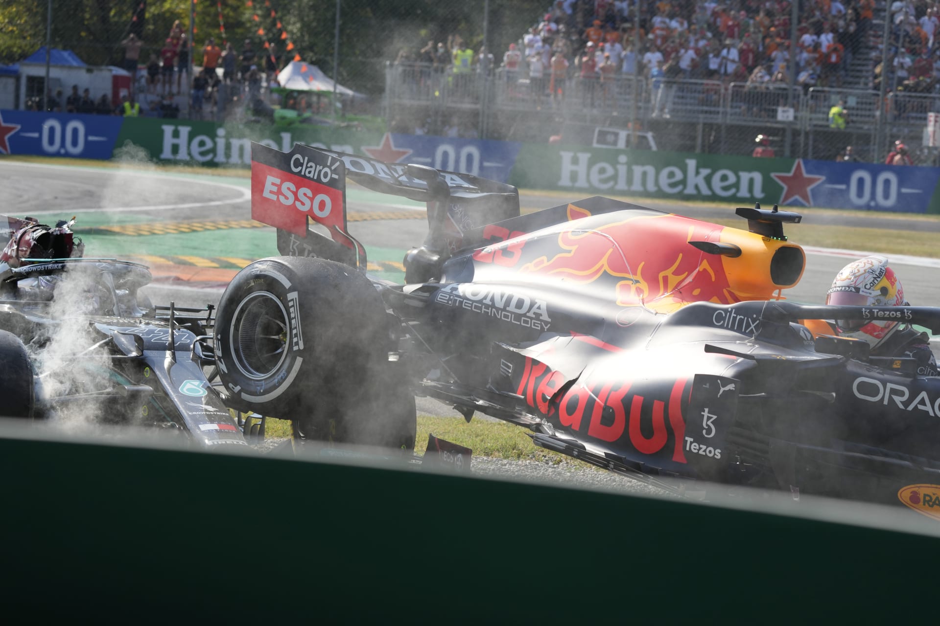 Lewis Hamilton a Max Vesrstappen měli v Itálii hrozivě vypadající nehodu.