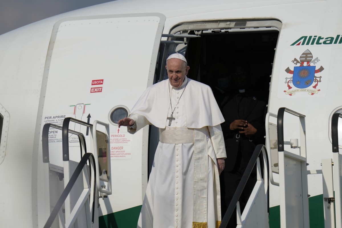 Papež František přiletěl do Bratislavy na třídenní návštěvu. 
