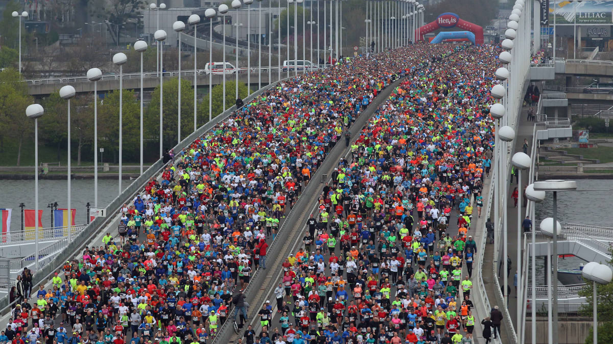 Vídeňského maratonu a doprovodných víkendových běhů se zúčastnilo přibližně 25 tisíc běžců.