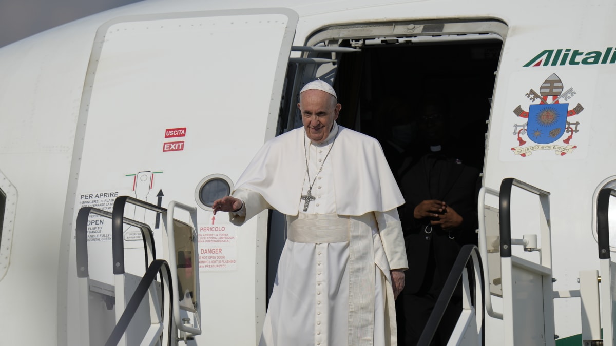 Papež František přiletěl do Bratislavy na třídenní návštěvu. 