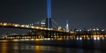 Světla do nebe a nová Dvojčata. K uctění památky obětí 11. září dorazil i DiCaprio