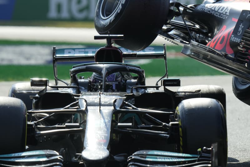 Lewis Hamilton a Max VesrstLewis Hamilton a Max Vesrstappen měli v Itálii hrozivě vypadající nehodu 