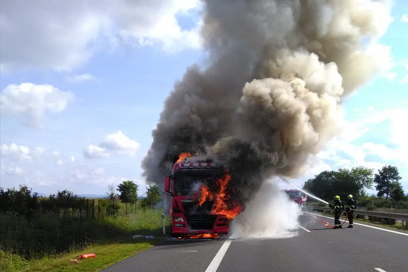 Tři jednotky hasičů likvidovaly požár kamionu na dálnici D7.