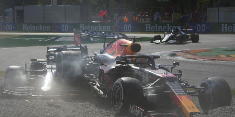 Lewis Hamilton a Max Vesrstappen měli v Itálii hrozivě vypadající nehodu.