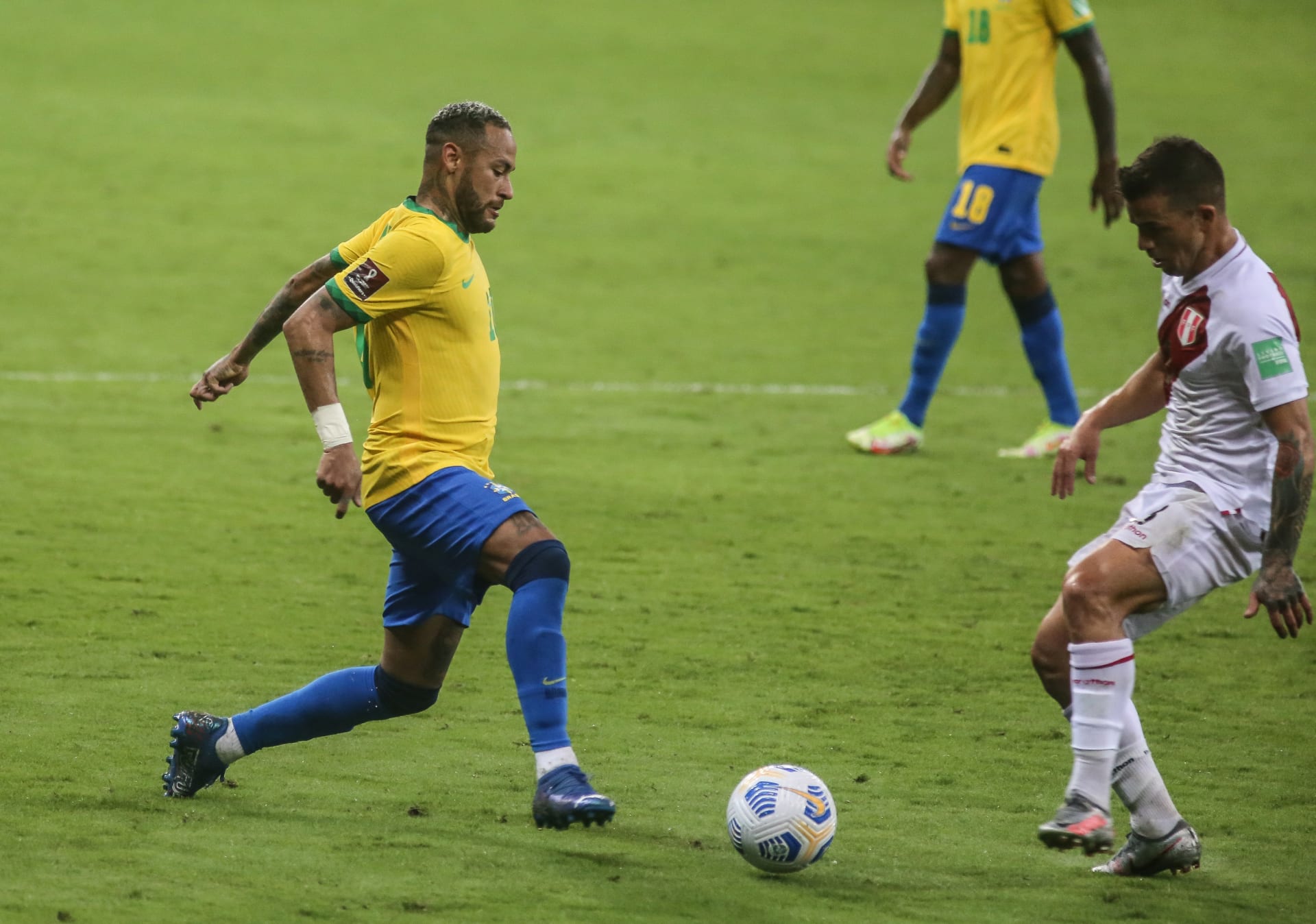 Neymar (vlevo) při zápase Brazílie proti Peru v kvalifikaci na mistrovství světa v Kataru