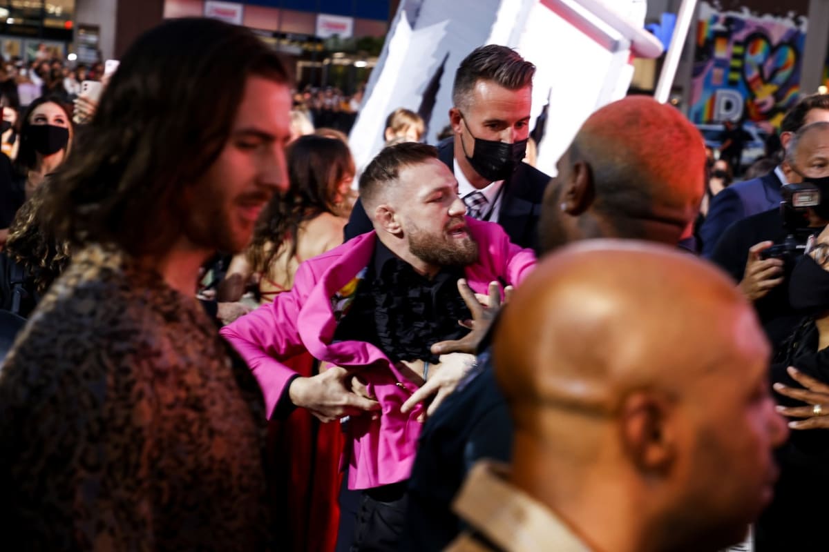 Zápasník MMA Conor McGregor se na nedělním předávání hudebních cen americké televize MTV postaral o pořádný rozruch. 