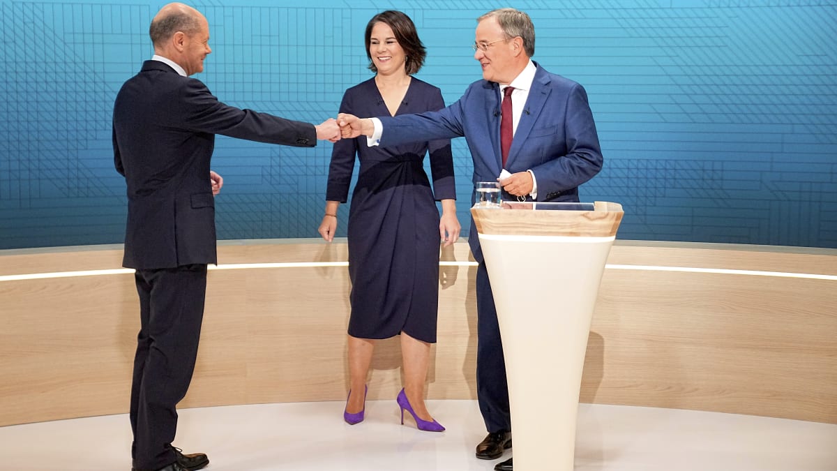 Kandidáti na kancléře v Německu po televizní předvolební debatě: vlevo Olaf Scholz (SPD), uprostřed Annalena Baerbocková (Zelení) a vpravo Armin Laschet (CDU/CSU).