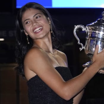 Teprve 18letá Emma Raducanová ovládla US Open. Jako první hráčka v historii vyhrála granslam poté, co se do hlavní fáze musela kvalifikovat. 