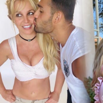 Americká zpěvačka Britney Spearsová se zasnoubila s dlouholetým partnerem Samem Asgharim. Zdroj: Sam Asgari 