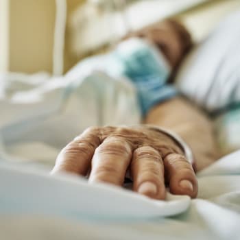 V Česku je hospitalizováno s covidem téměř 2 500 lidí. 