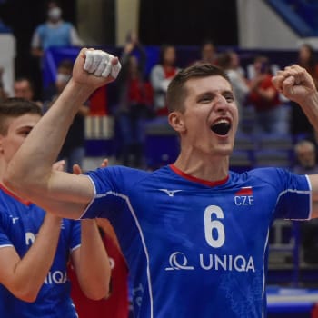 Čeští volejbalisté slaví postup do čtvrtfinále evropského šampionátu a vyřazení francouzských olympijských vítězů.