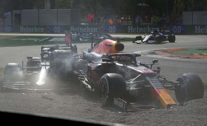 Vůz Verstappena zůstal viset na monopostu Hamiltona.