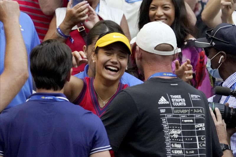 Teprve 18letá Emma Raducanuová ovládla US Open. Jako první hráčka v historii vyhrála grandslam poté, co se do hlavní fáze musela kvalifikovat. 