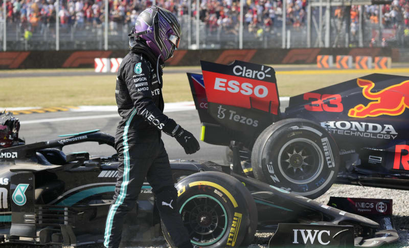 Lewis Hamilton si prohlíží, jak Verstappenova formule zůstala viset na jeho monopostu.