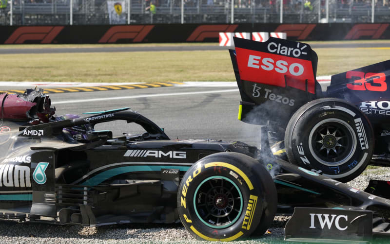 Takto skončila nehoda mezi Lewisem Hamiltonem a Maxem Verstappenem.