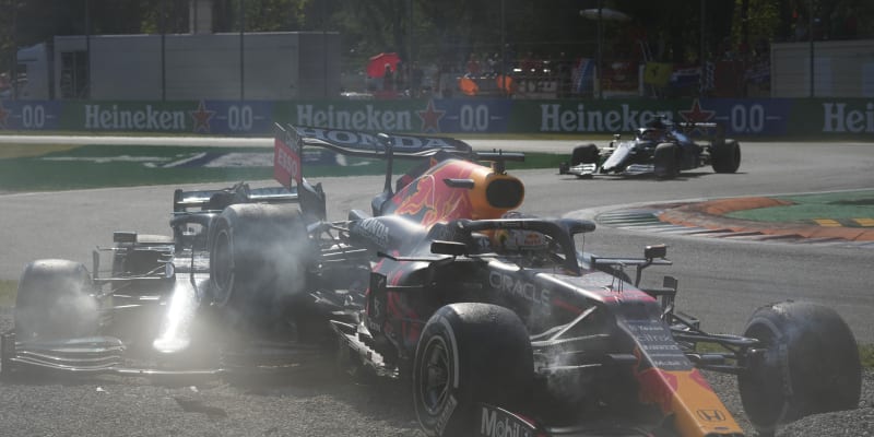 Vůz Verstappena zůstal viset na monopostu Hamiltona.