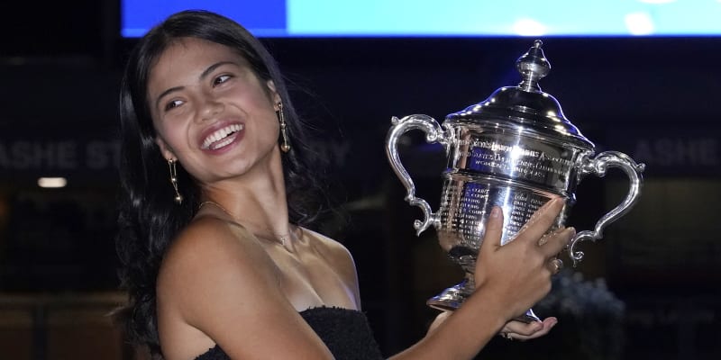 Teprve 18letá Emma Raducanuová ovládla US Open. Jako první hráčka v historii vyhrála grandslam poté, co se do hlavní fáze musela kvalifikovat. 