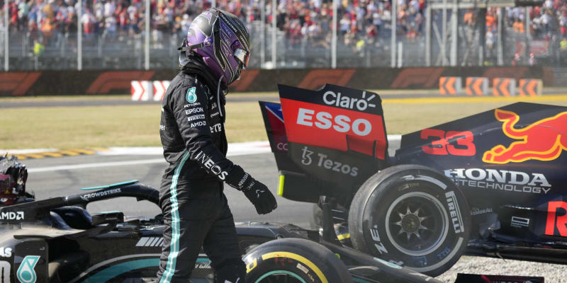 Lewis Hamilton si prohlíží, jak Verstappenova formule zůstala viset na jeho monopostu.