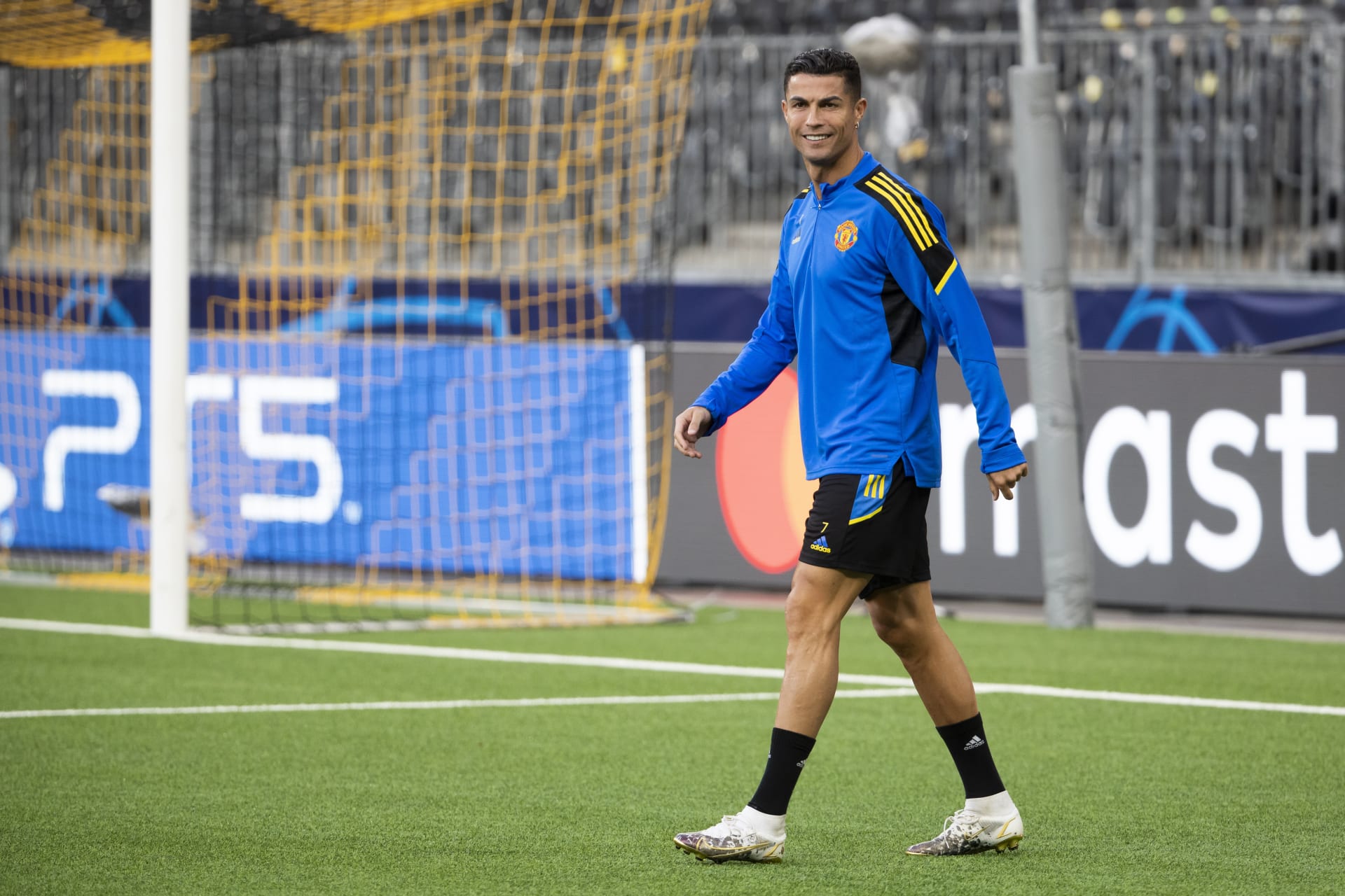 Cristiano Ronaldo přichází na pondělní trénink svého Manchesteru United na stadionu Wankdorf ve švýcarském Bernu, kde proti domácímu klubu Young Boys vstoupí do Ligy mistrů 2021–⁠2022.