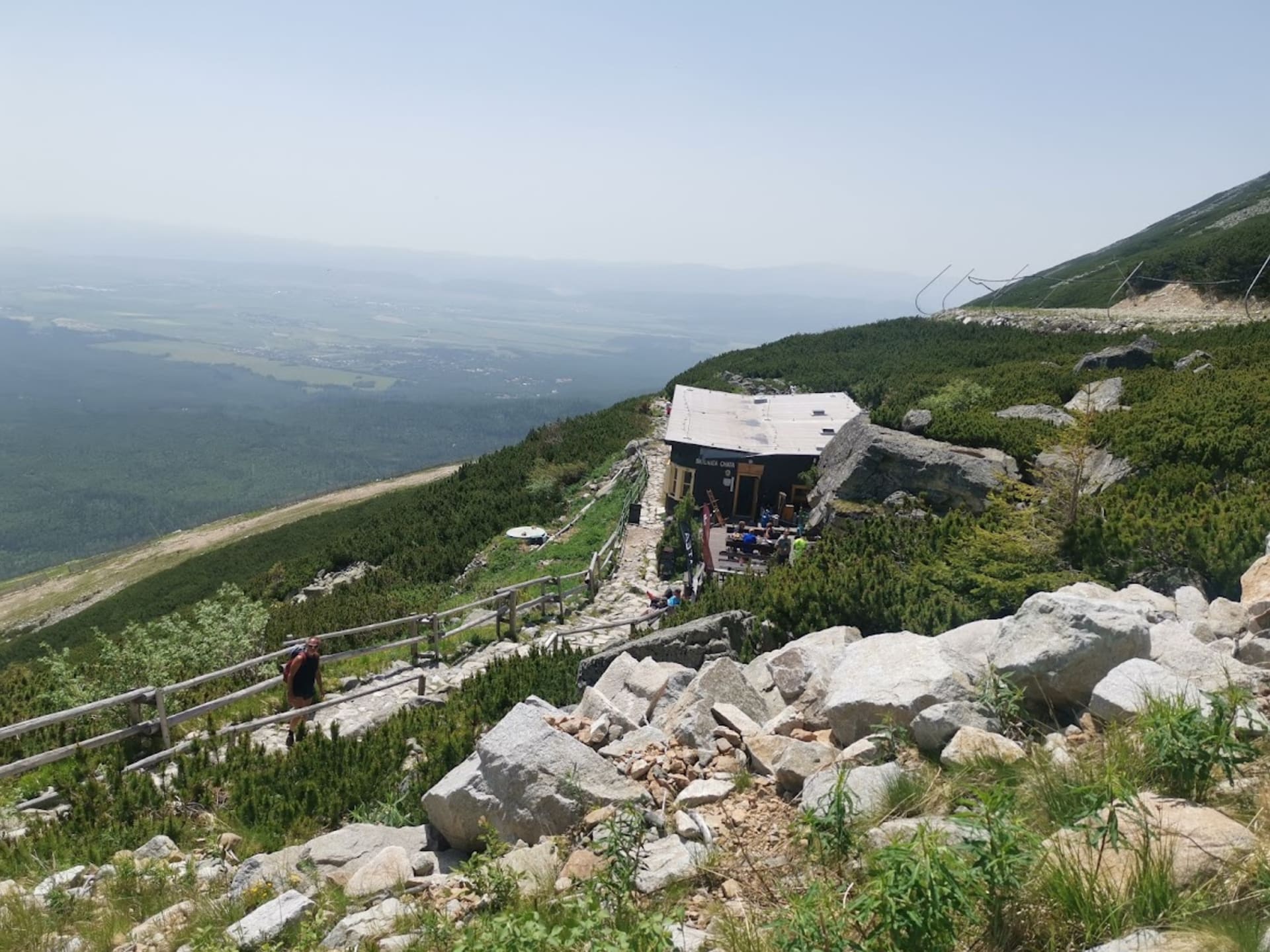 Skalnatá chata se nachází pod Lomnickým štítem ve Vysokých Tatrách.