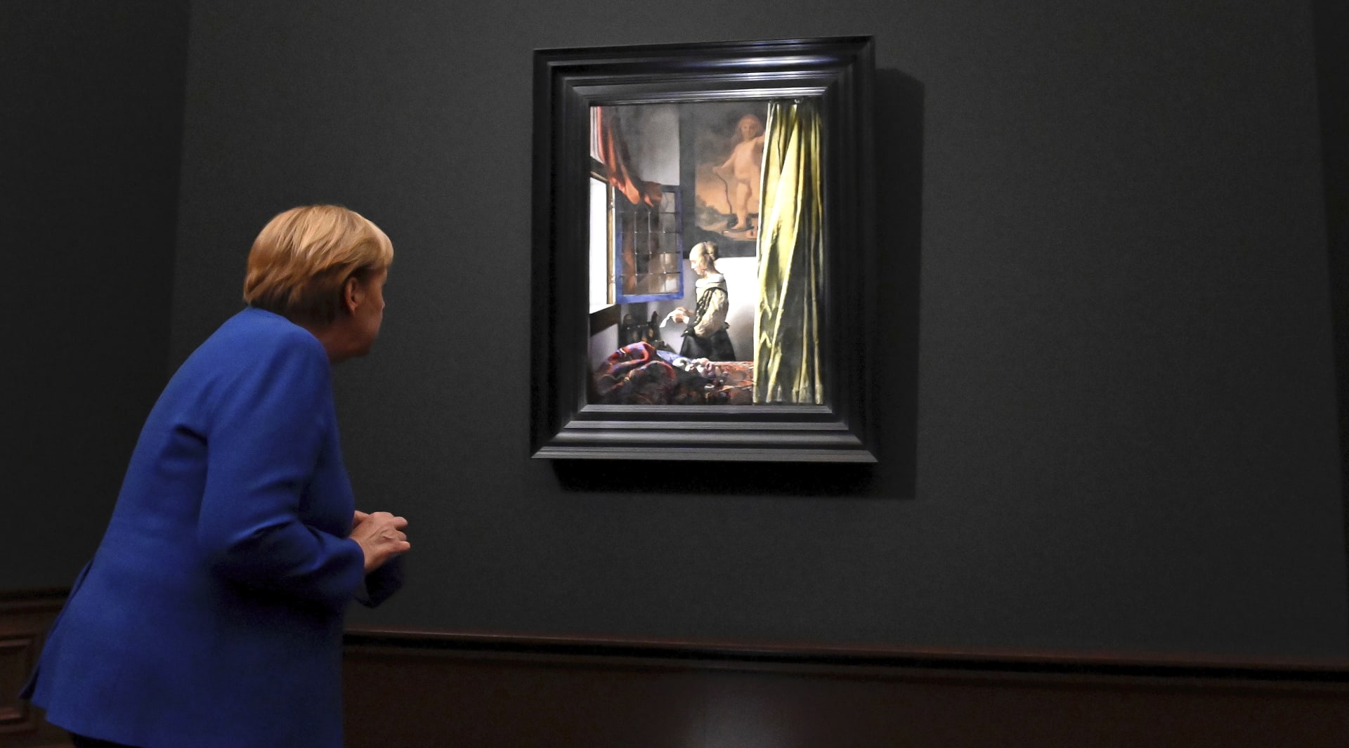 Německá kancléřka Angela Merkelová si prohlíží obraz v Drážďanských státních uměleckých sbírkách, kde došlo k přejmenování několika děl.