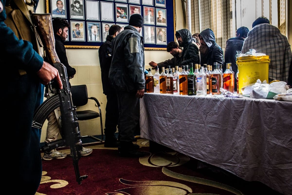 Paradoxní na celé věci je, že prodej a konzumace alkoholu nebyla v zemi až na výjimky povolena ani před návratem Tálibánu k moci. To ostatně dokládá i tato fotografie, která byla pořízena během razie v Kábulu v roce 2017.