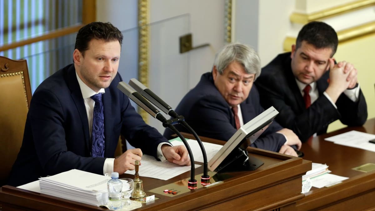 Zleva předseda sněmovny Radek Vondráček (ANO), šéf komunistů Vojtěch Filip a předseda ČSSD Jan Hamáček.