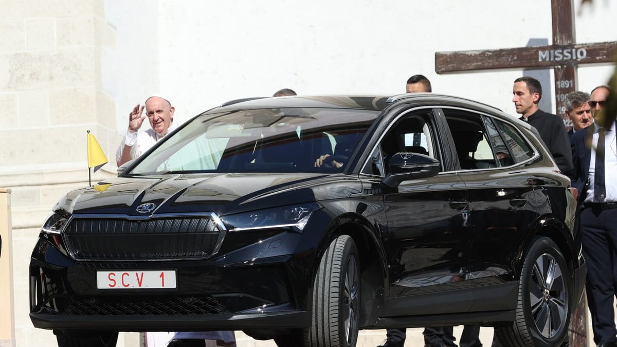 Papežský elektromobil Škoda Enyaq iV dostal na blatníky vatikánské vlajky, úpravy se prováděly i uvnitř.