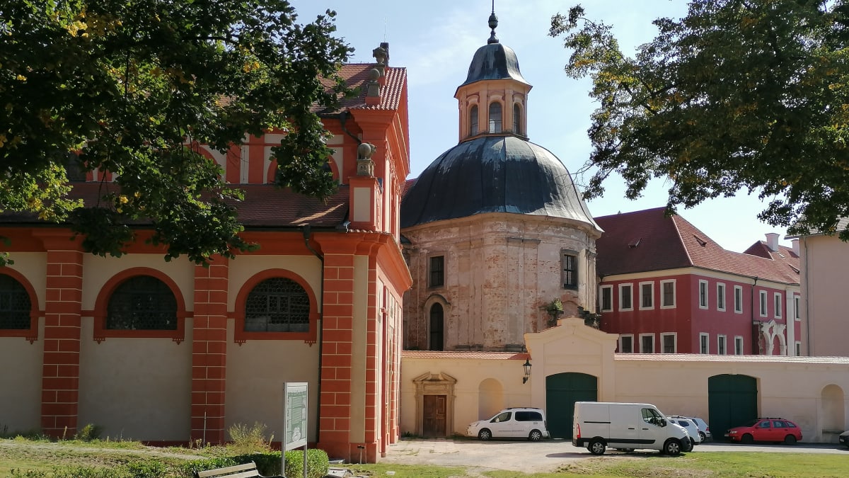 Návštěvníci Plas mohou obdivovat barokní klášter nebo krásy tamní přírody