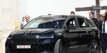 Papež nechal papamobil doma a po Slovensku jezdí speciálně upravenou Škodou