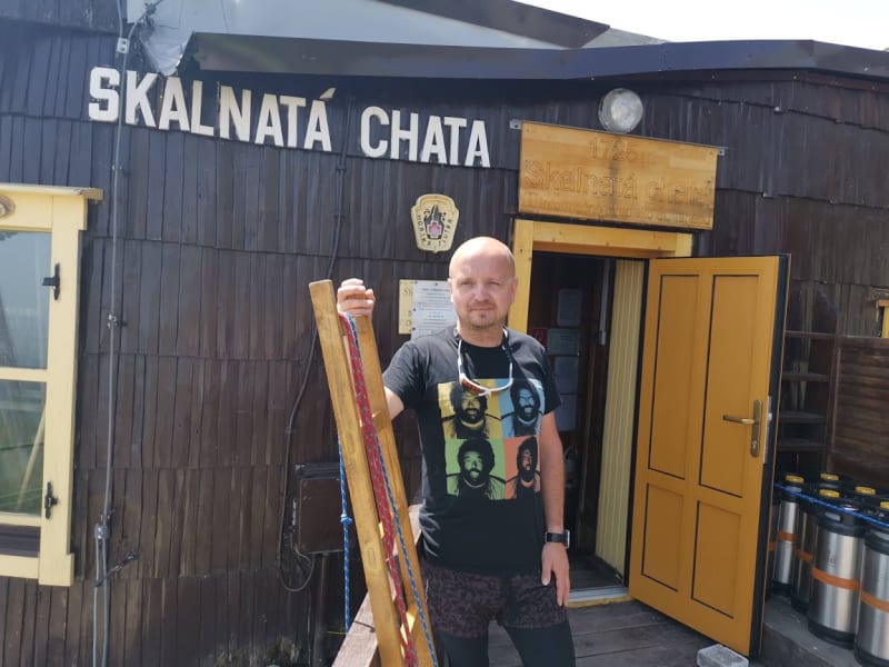 Pavol Kulang dělá chataře na Skalnaté chatě od loňského roku.