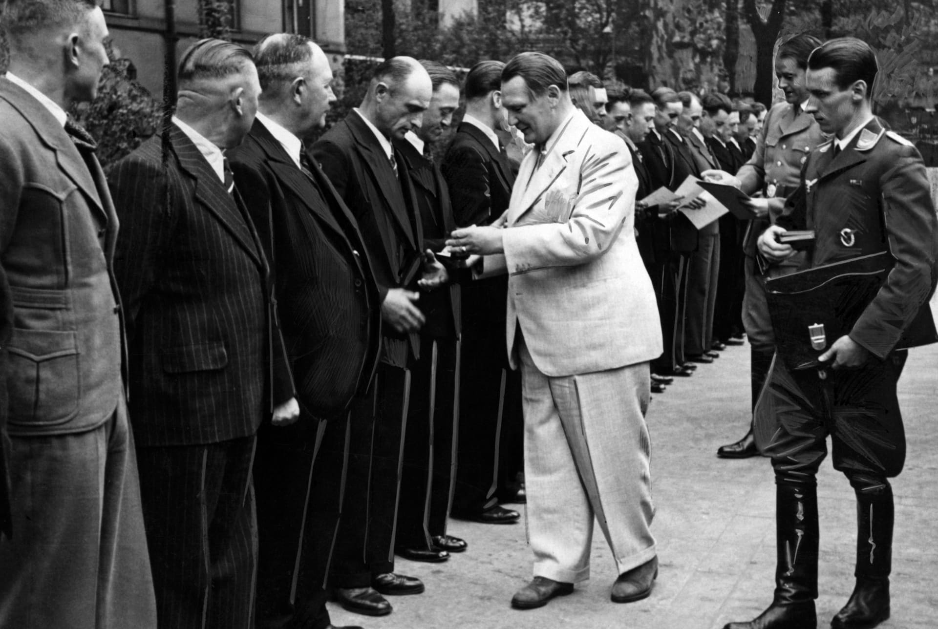 Hermann Göring během udělování ocenění.