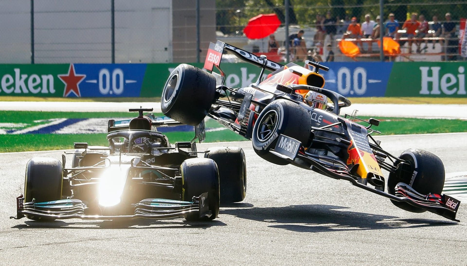 Kolize dvou hlavních mužů formule 1 vymrštila vůz Maxe Verstappena do vzduchu, což ohrozilo Hamiltona.