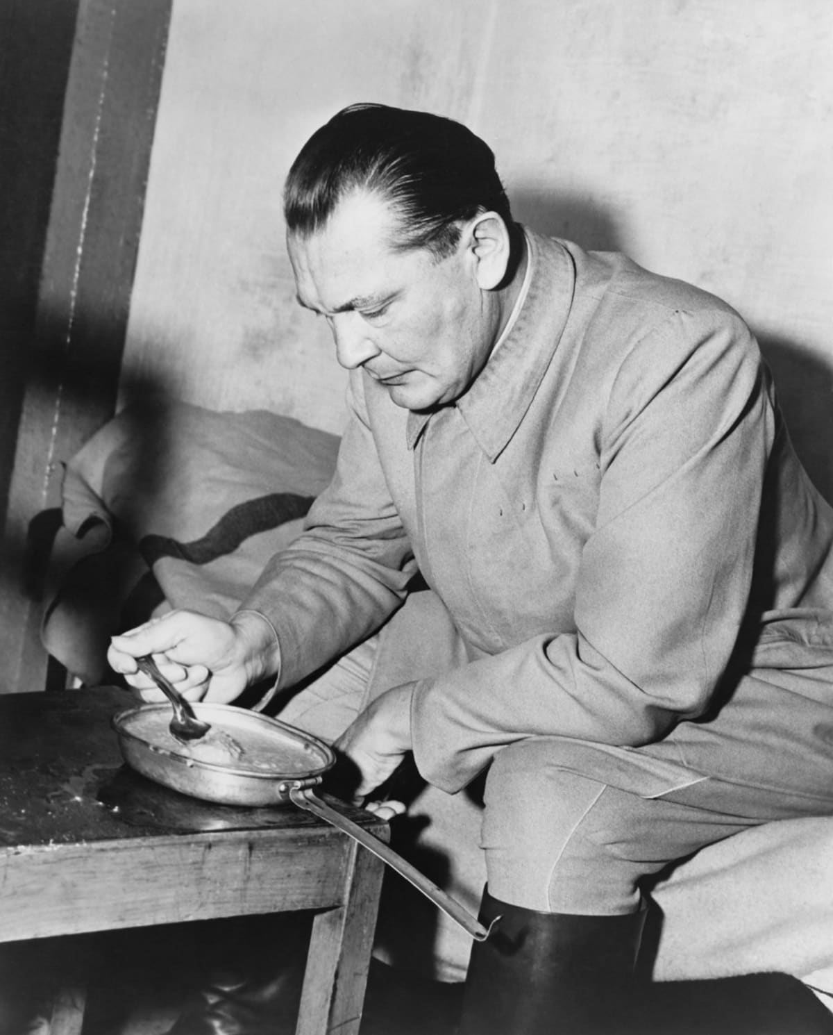 Hermann Göring se nakonec otrávil kyanidem.