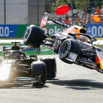 Kolize dvou hlavních mužů formule 1 vymrštila vůz Maxe Verstappena do vzduchu, což ohrozilo Hamiltona.