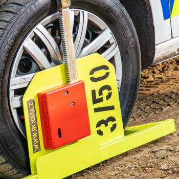 Policisté budou moci řidičům zajišťovat auta kvůli neuhrazeným pokutám. Odeberou registrační značku nebo dají na kolo takzvanou botičku. (Ilustrační foto)