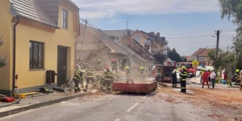 Po výbuchu domu na Kroměřížsku zemřeli dva dobrovolní hasiči. Čtyři lidé jsou zranění