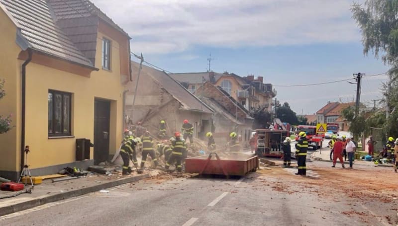 Při výbuchu rodinného domu v Koryčanech ve Zlínském kraji zemřeli dva dobrovolní hasiči.