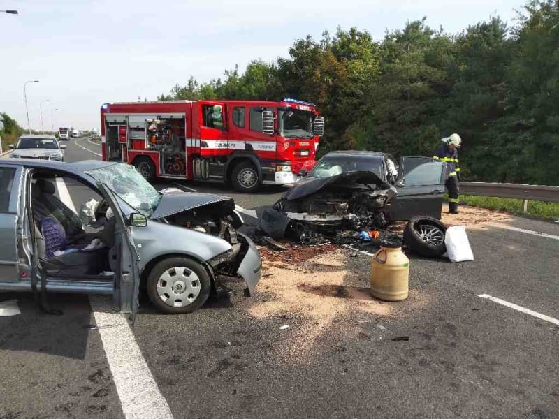 Starší řidič fabie zemřel ve středu dopoledne při dopravní nehodě dvou osobních aut a kamionu v Pardubicích.