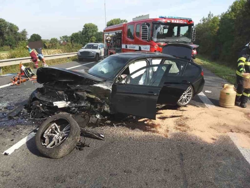Řidička černého BMW také utrpěla zranění a do nemocnice ji převezla sanitka záchranné služby. 