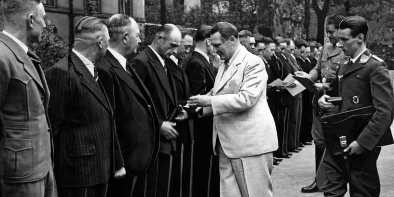 Hermann Göring během udělování ocenění