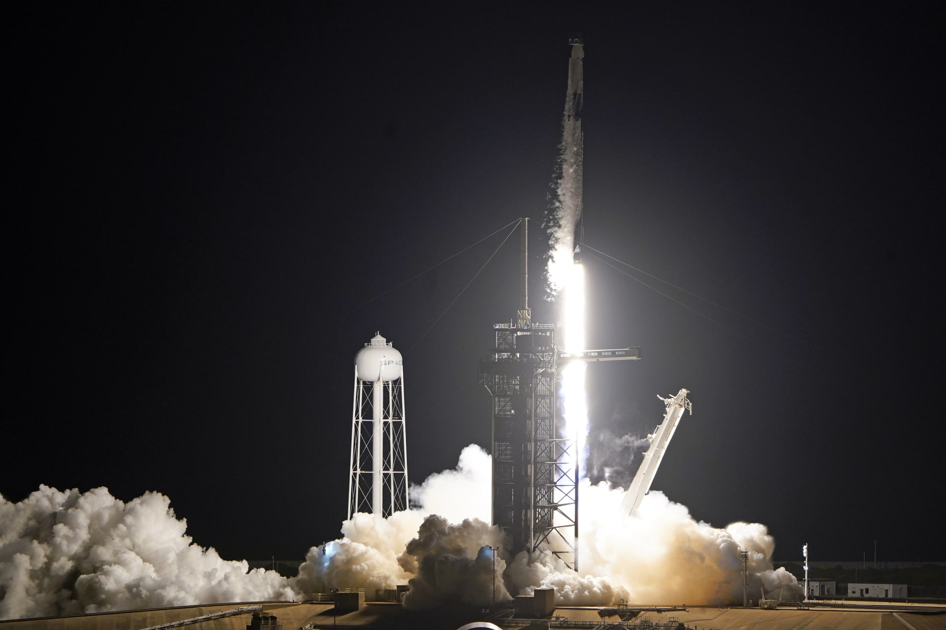 Start rakety Falcon 9, která vynesla na oběžnou dráhu loď Crew Dragon se čtyřčlennou civilní posádkou. 
