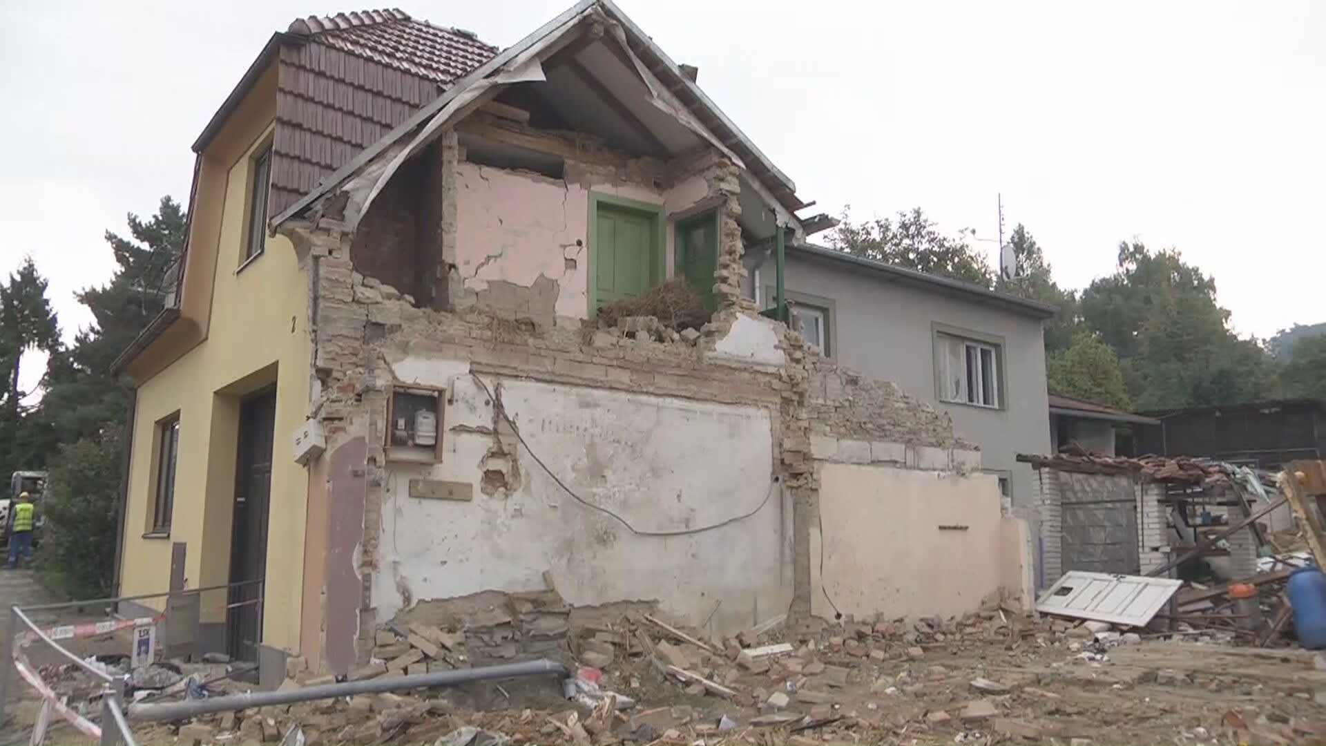 Při výbuchu domu v Koryčanech zemřeli dva hasiči, další dva jsou zranění.
