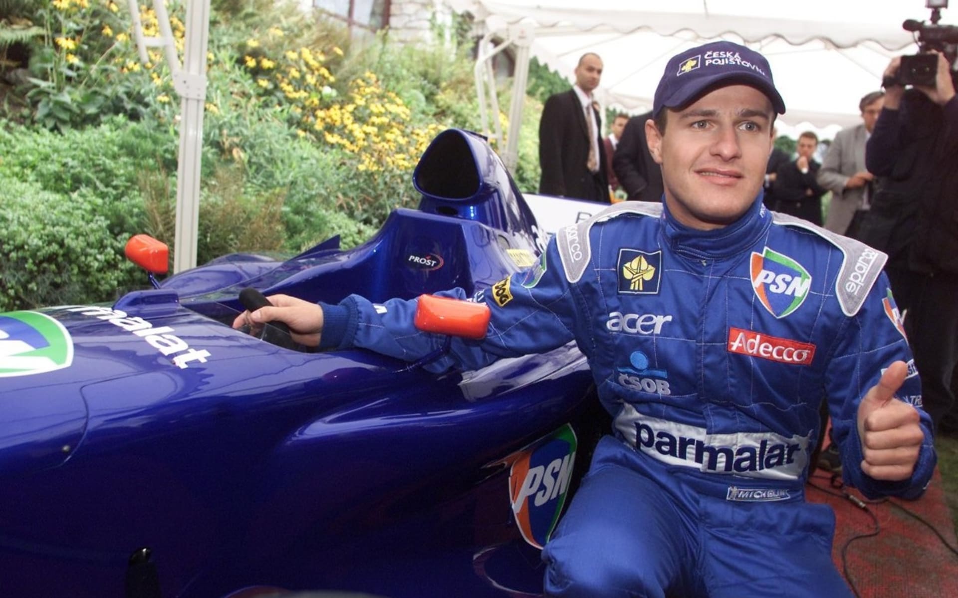 Tomáš Enge pózuje s formulí týmu Prost. Před 20 lety se stal prvním Čechem, který závodil ve formuli 1.
