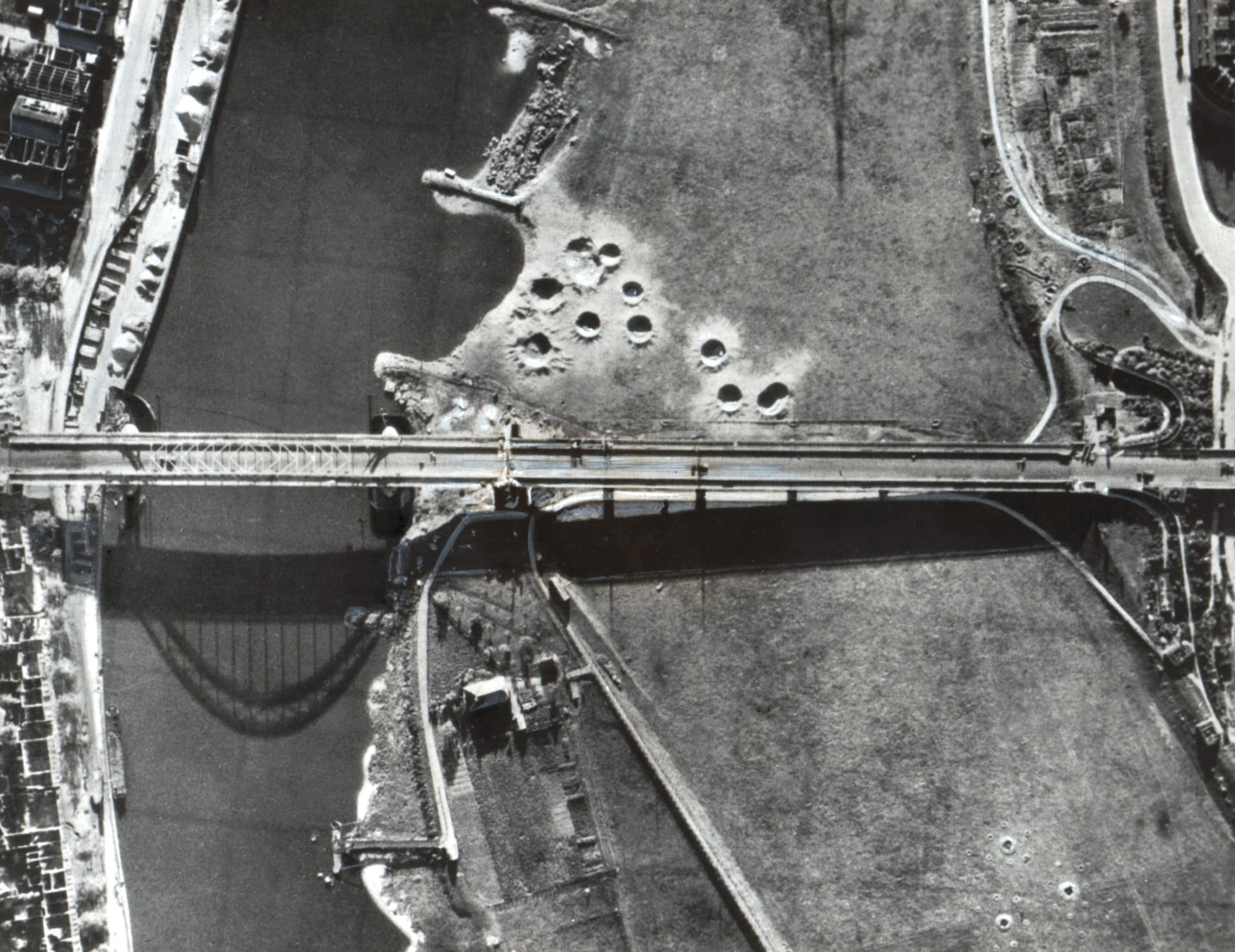 Snímek mostu v Arnhemu. Ze všech cílů byl nejdál v týlu nepřítele, proto tam Britové také čelili nejsilnějšímu tlaku.