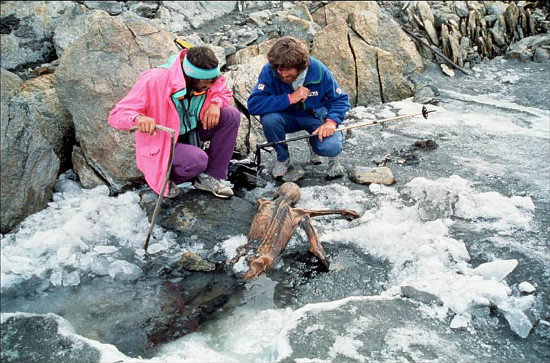 Horolezci Hans Kammerlander a Reinhold Messner si prohlížejí mumii ledového muže jen dva dny poté, co byla objevena.
